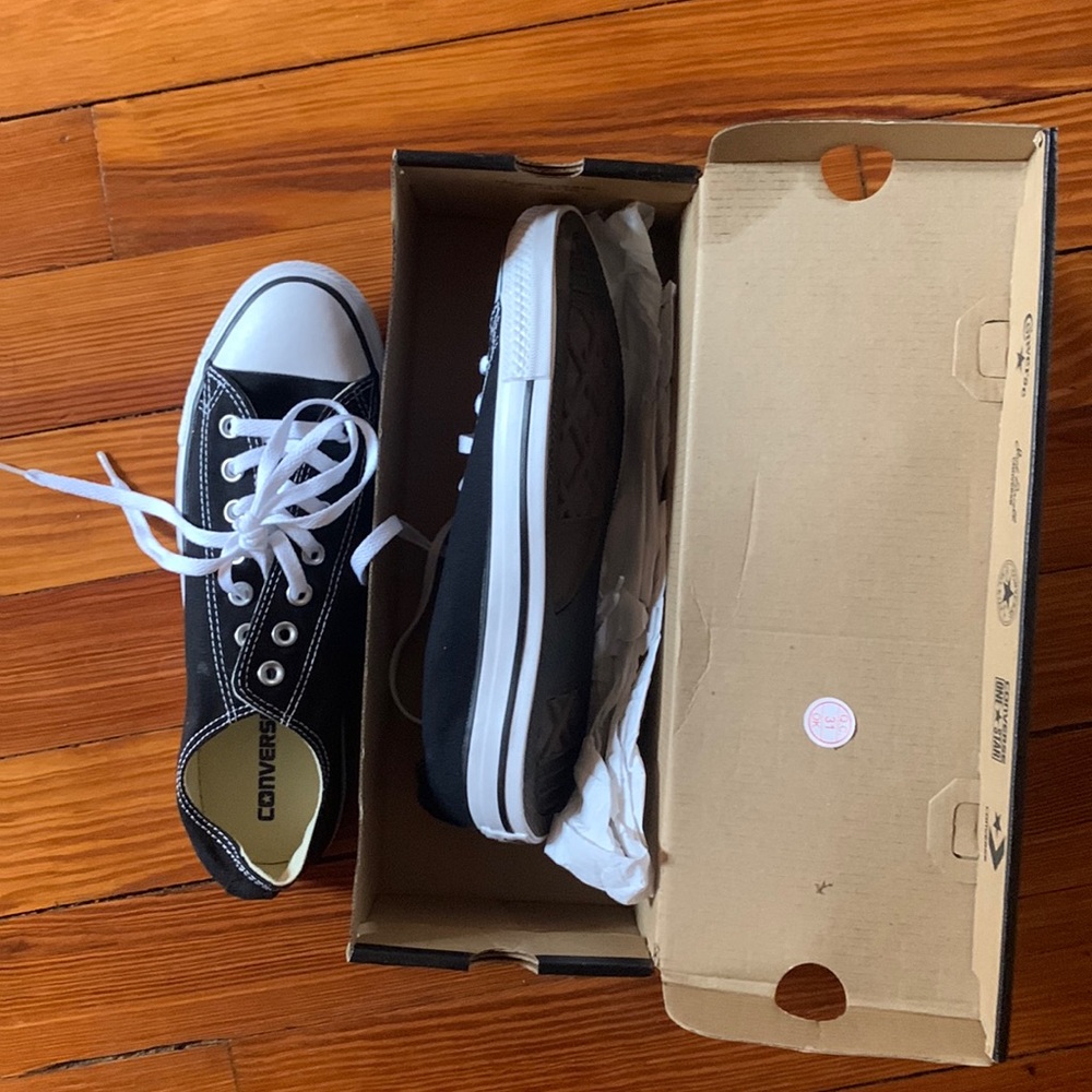 New converse low tops, never worn, still in box. Unisex mens 9/womens 11